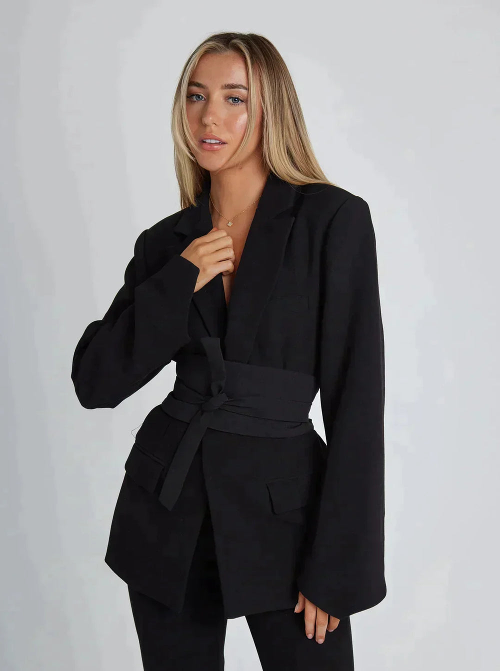 Elegante Damenblazer Mit Gürtel und Weiten Ärmeln