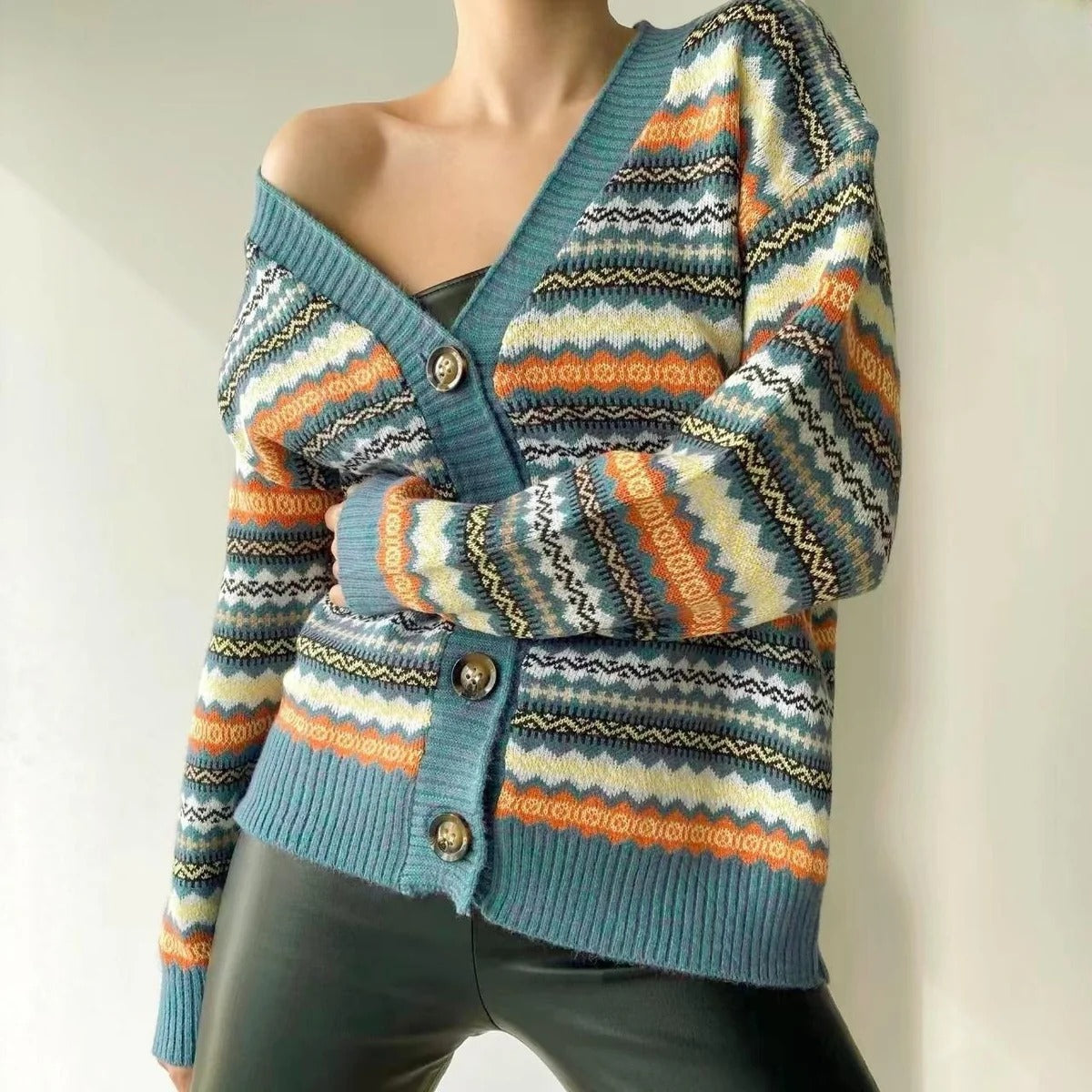Gemusterte Strickjacke mit V-Ausschnitt und lockerer Passform