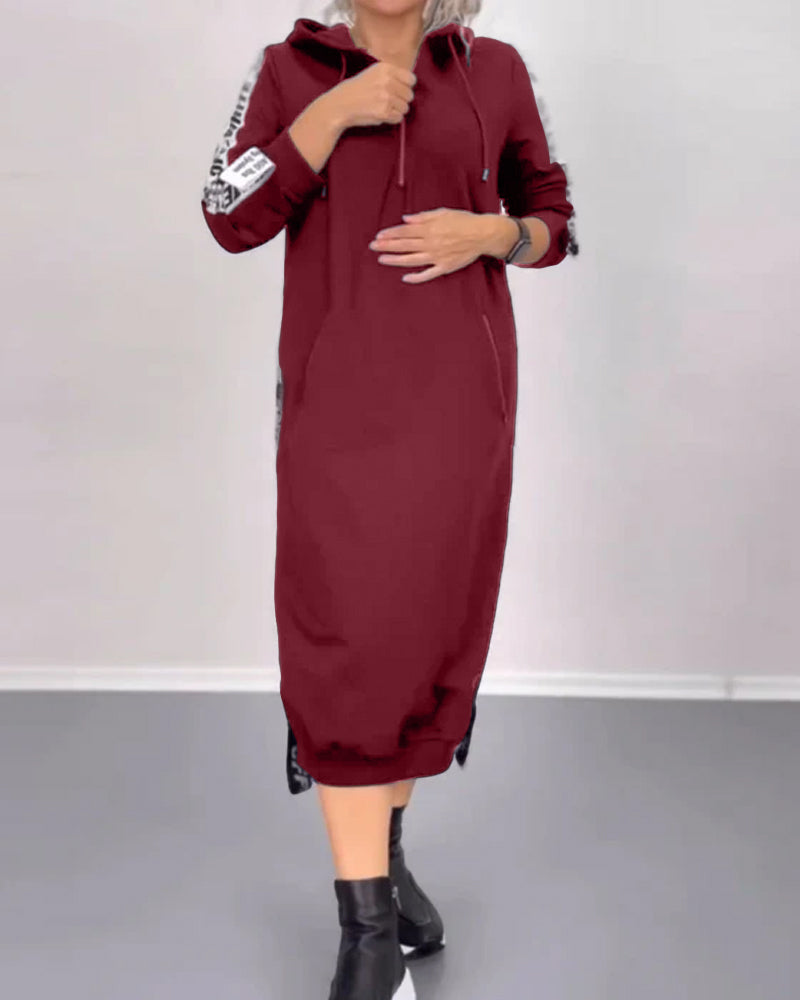 Praktisches Kleid mit Reißverschluss und Kapuze