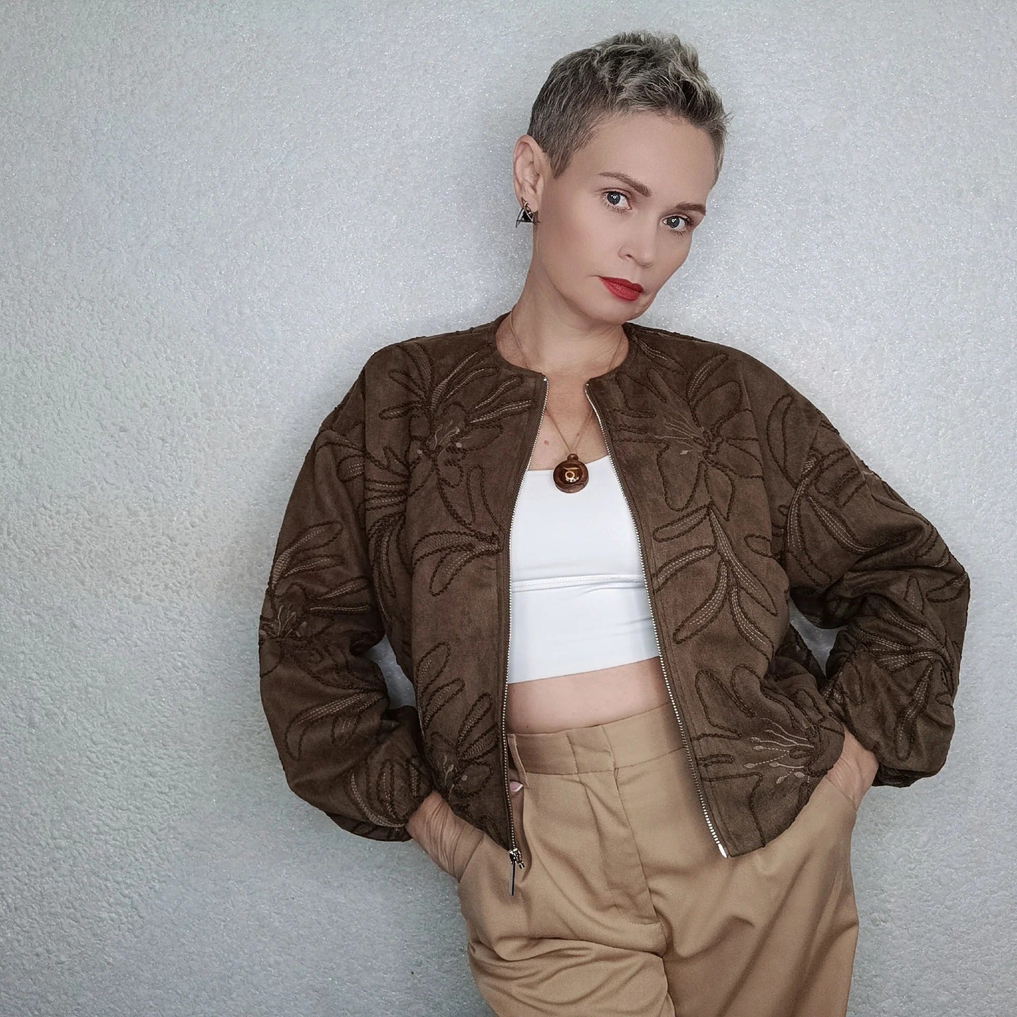 Stylische Bomberjacke Wildlederoptik mit Stickerei - IdealeKleiden