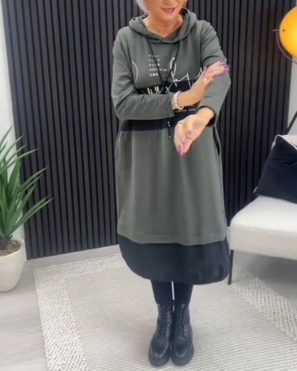 Stylisches Kleid mit Kapuze und Buchstaben-Druck - IdealeKleiden