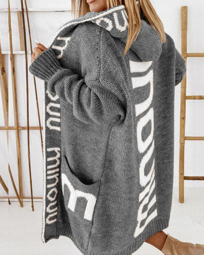 Lange Strickjacke mit coolen Buchstaben
