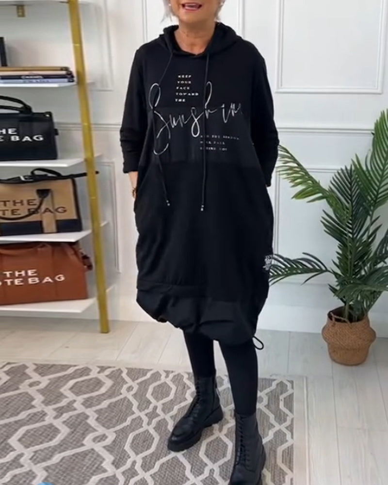 Stylisches Kleid mit Kapuze und Buchstaben-Druck