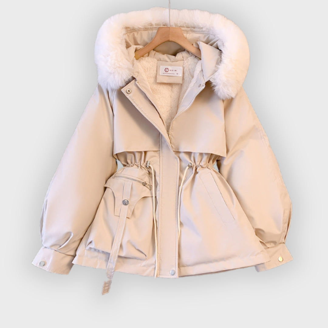 Modischer Wintermantel mit Fellkapuze