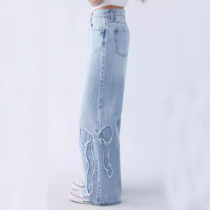 Schicke Jeanshose mit Stickerei und Schleifen