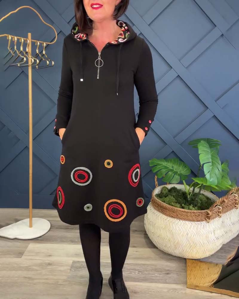Modisches Kleid mit Kreismuster & Kapuze