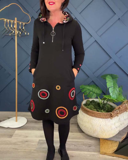 Modisches Kleid mit Kreismuster & Kapuze