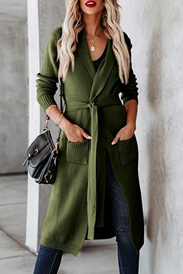 Stilvolle Strickjacke mit Krawatte Look