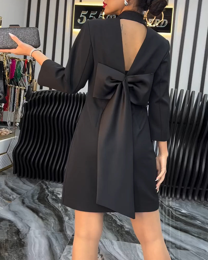 Eleganter Anzug mit Kragen und Fliege