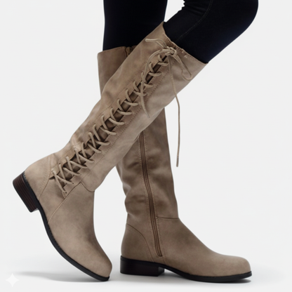 Knielange Stiefel aus Kunstleder mit Kreuzschnürung