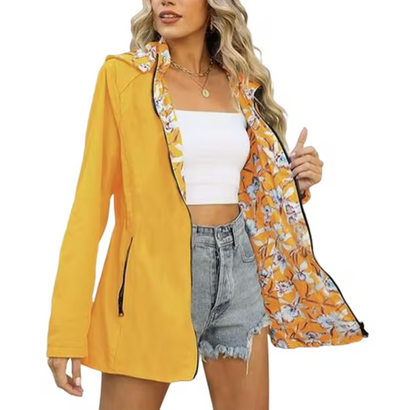 Praktische Outdoorjacke mit Kapuze und Trendmuster