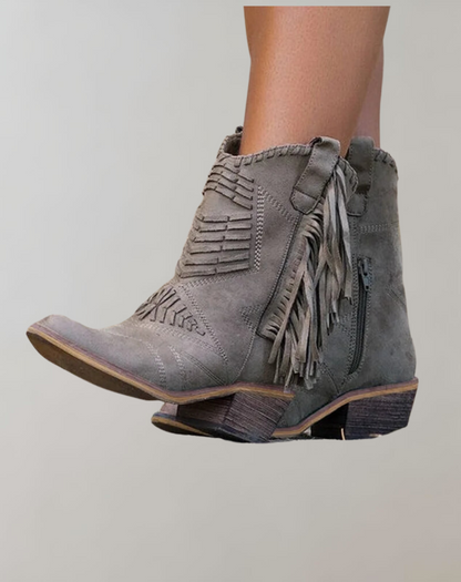 Stilvolle Stiefel Mit Fransen Details