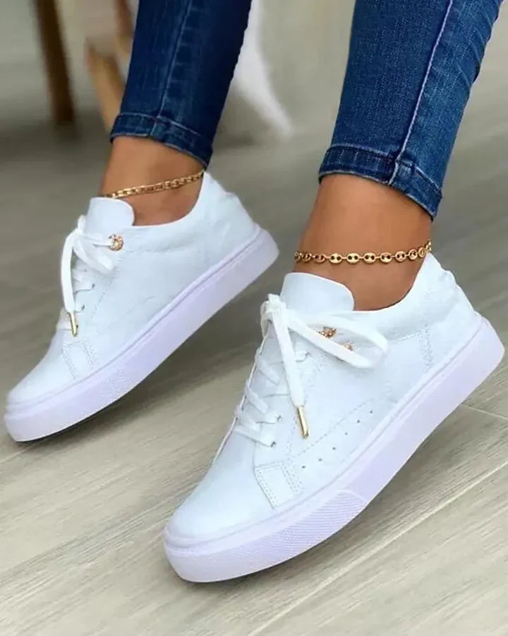 Schicke Sneaker Gold Accents