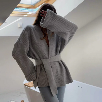 Modische Strickjacke mit Gürtel und Rippenmuster
