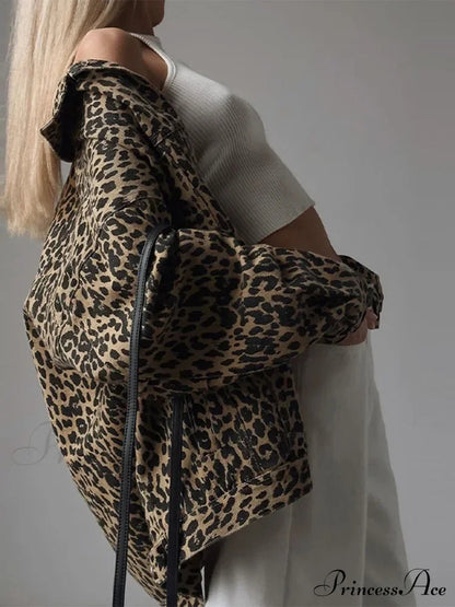 Stylische Jeansjacke mit Leopardenmuster - IdealeKleiden