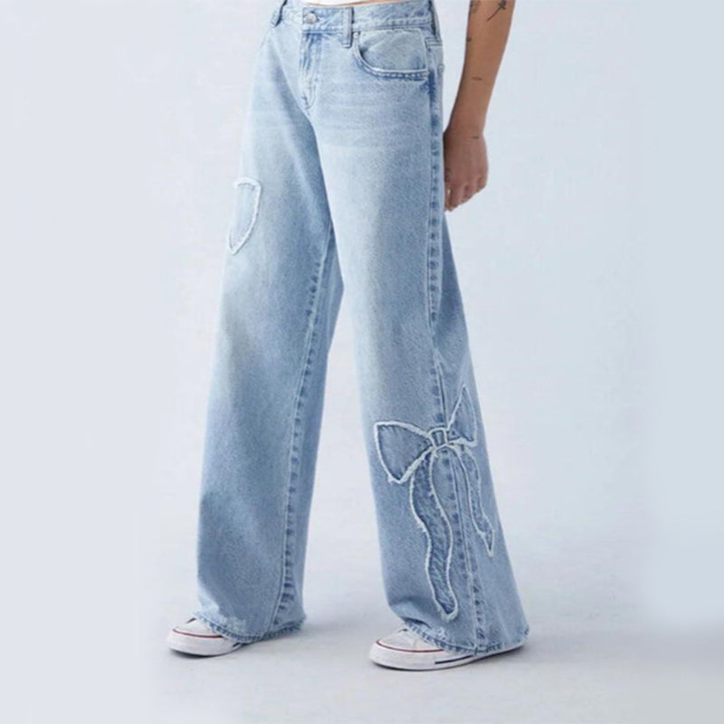 Schicke Jeanshose mit Stickerei und Schleifen - IdealeKleiden