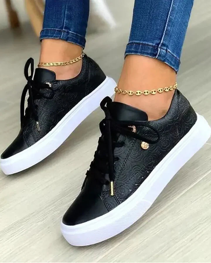 Schicke Sneaker Gold Accents