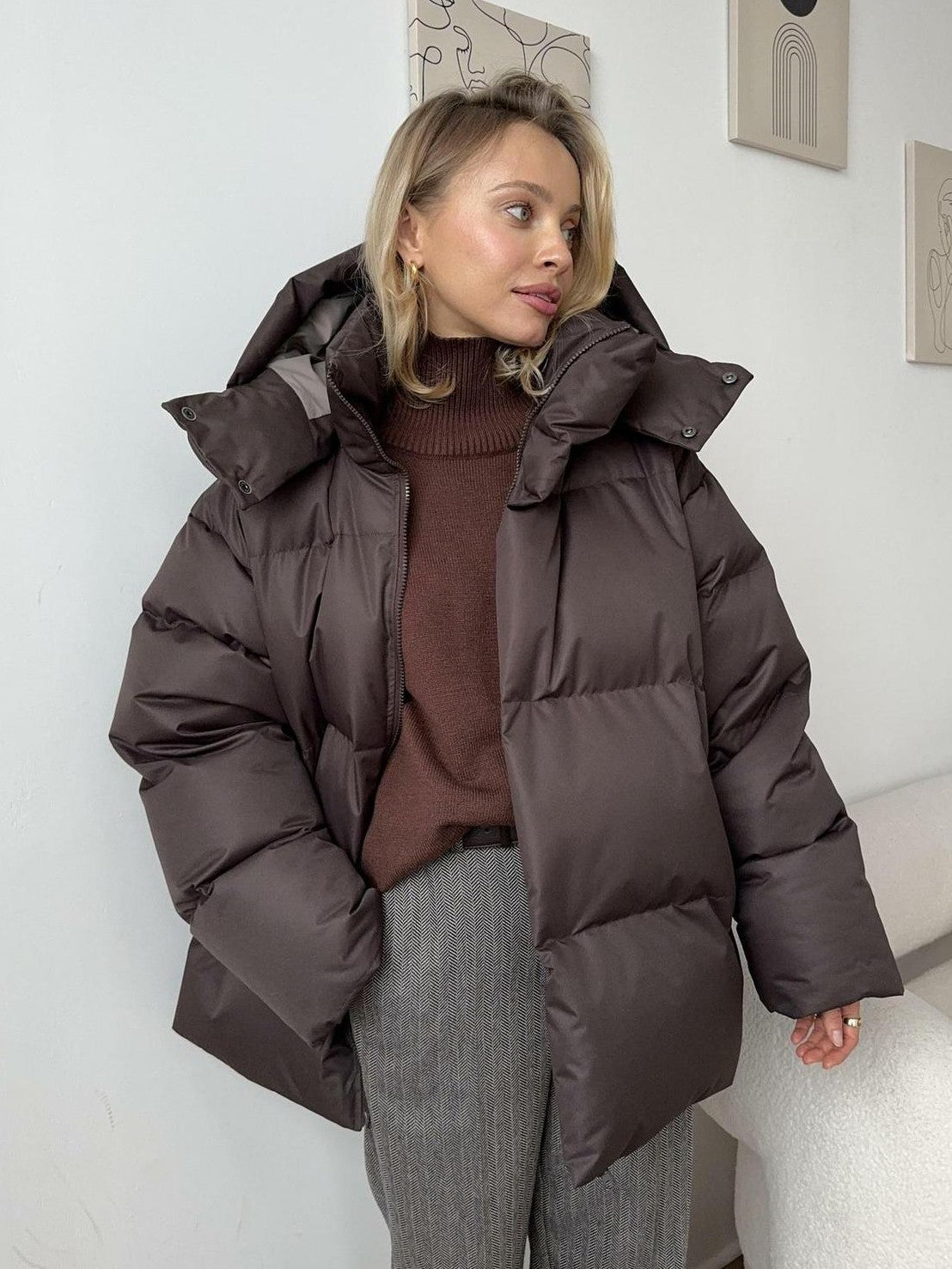 Kurze Winterjacke mit Kapuze und Weichfutter