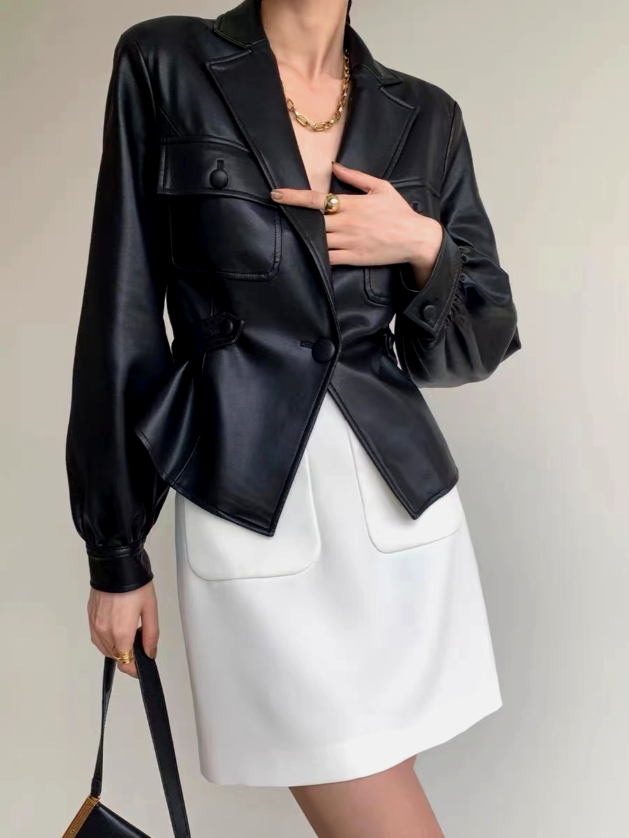 Stylische Lederjacke Gürtel Detail
