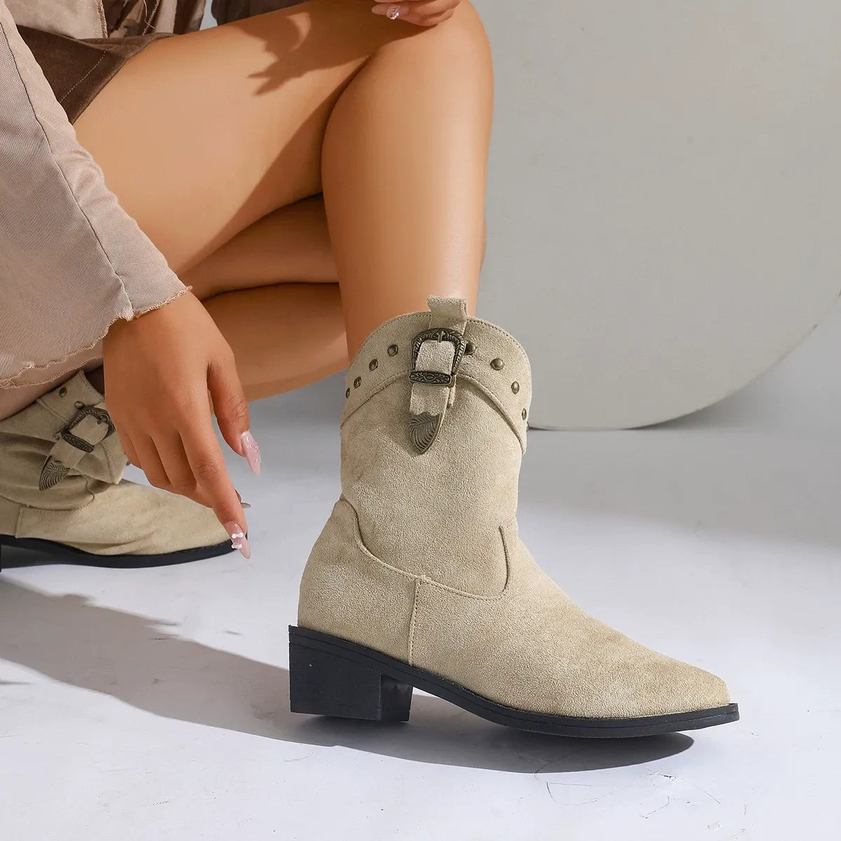 Elegante Damenstiefel Mit Stickerei - IdealeKleiden