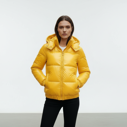 Warme Damen Winterjacke Isoliert Glänzend