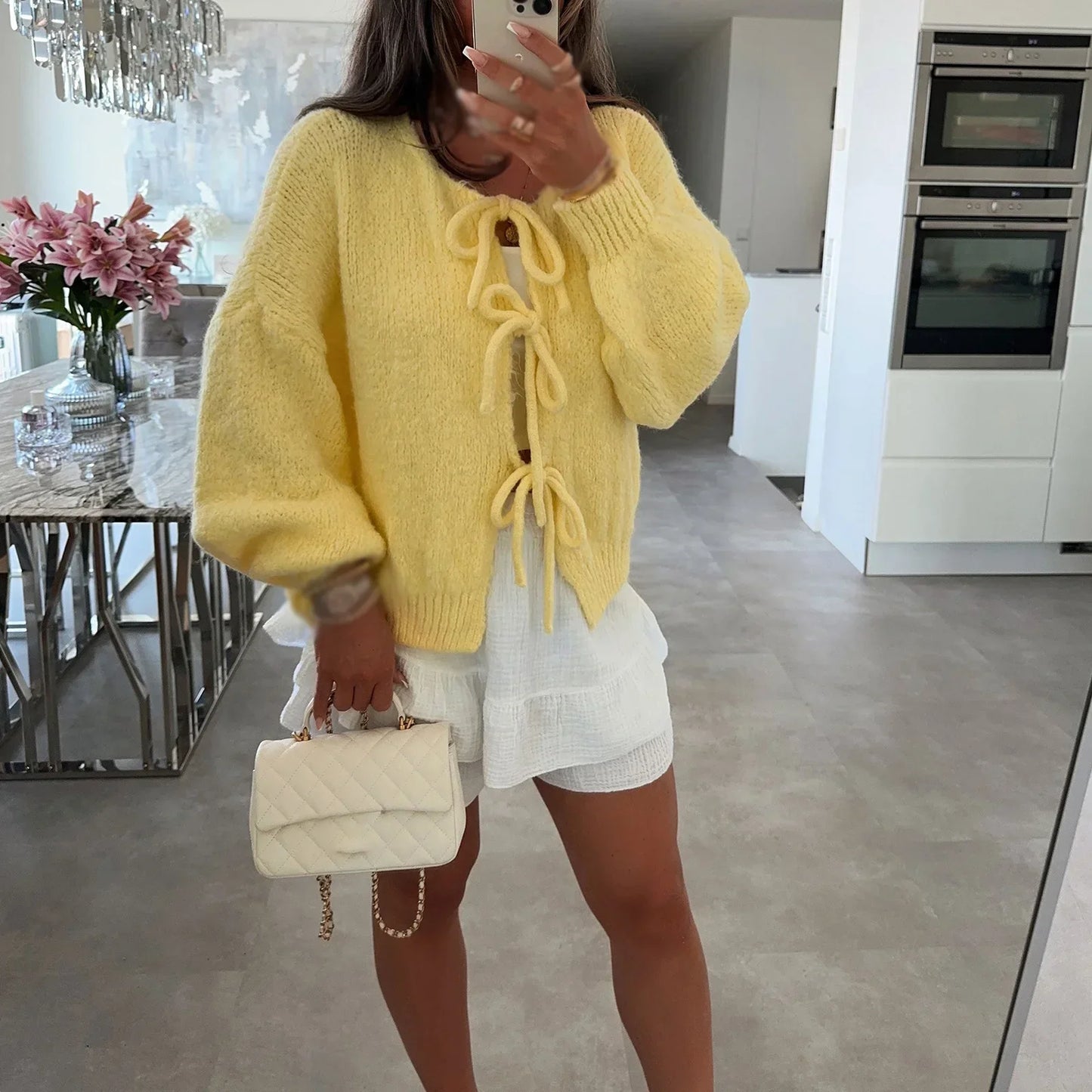 Lange Damenstrickjacke mit Bindegürtel