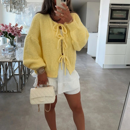 Lange Damenstrickjacke mit Bindegürtel
