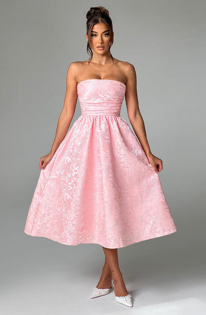 Elegantes Damenkleid mit Glanzstoff und verführerischem Dekolleté