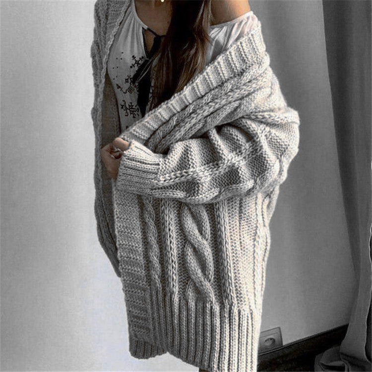Übergrößenes Wollkleid mit Zopfmuster und V-Auschnitt