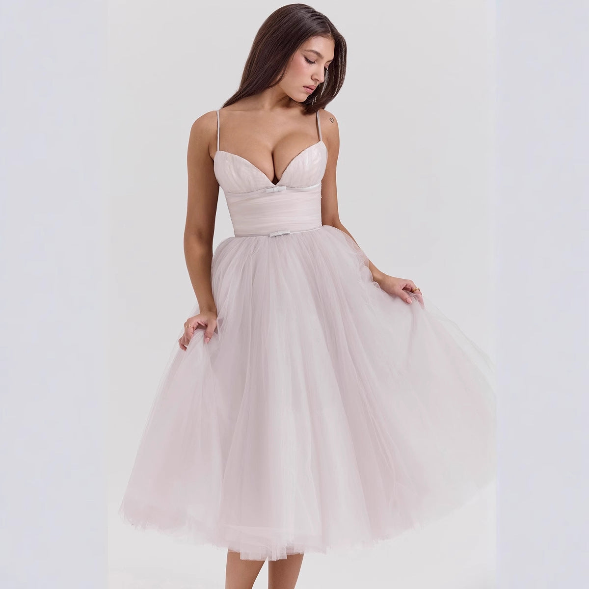 Elegantes Damenkleid aus Tüll mit Röcken