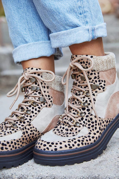 Modische Stiefeletten Wildleder Leoparden Look - IdealeKleiden