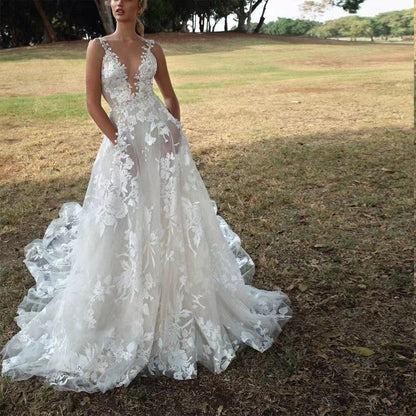 Luxus Hochzeitskleid mit feiner Spitze und Romantik - IdealeKleiden
