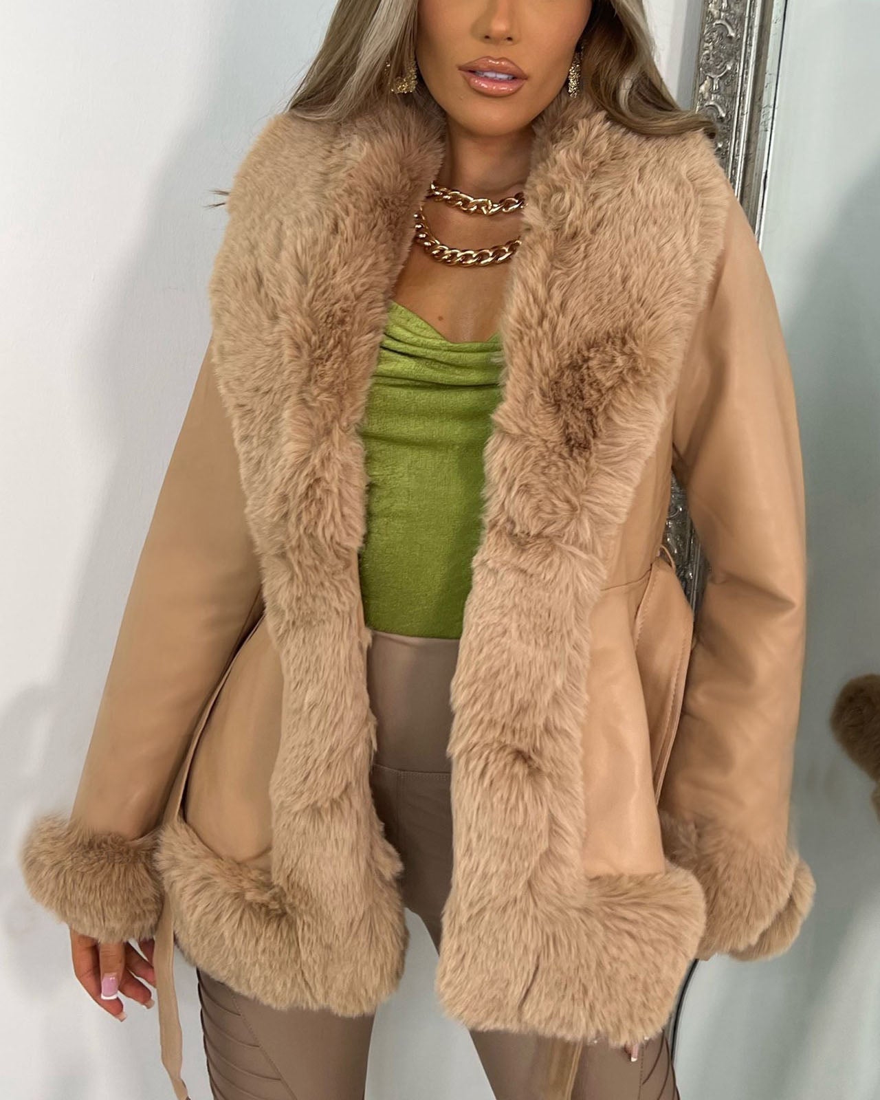 Elegante Lederjacke Pelzkragen Schnürtaille