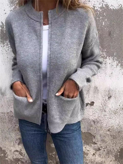 Klassische Reißverschlussjacke mit Stehkragen und Taschen - IdealeKleiden