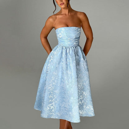 Elegantes Damenkleid mit Glanzstoff und verführerischem Dekolleté