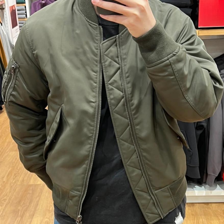Moderne Bomberjacke Streetwear Style - IdealeKleiden