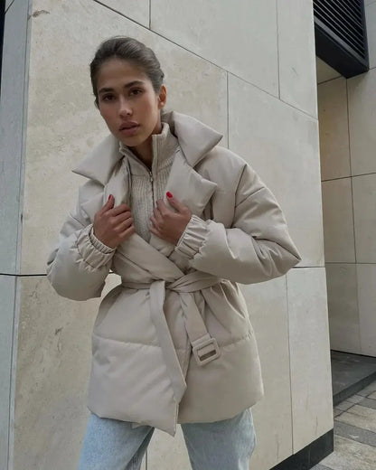 Stylische Pufferjacke mit Gürtel