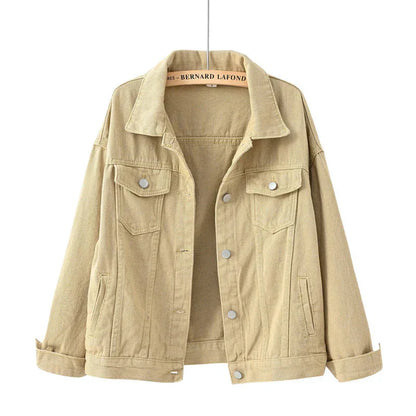 Kurze Damenjacke mit Knöpfen und Brusttasche
