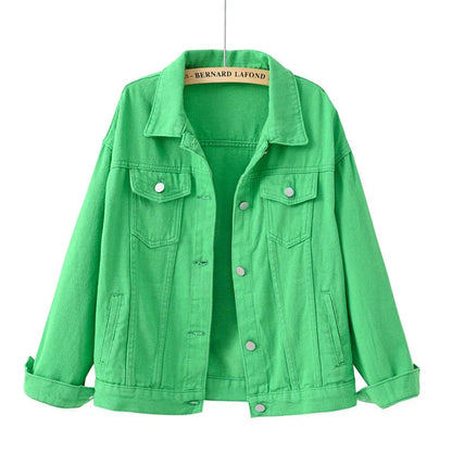 Kurze Damenjacke mit Knöpfen und Brusttasche