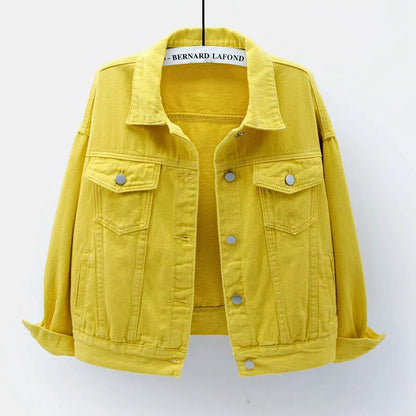Kurze Damenjacke mit Knöpfen und Brusttasche