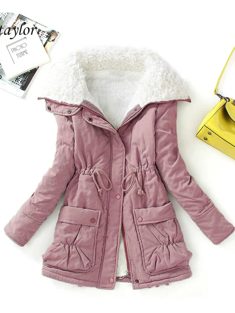 Warmes Winterkleid mit Kunstfellfutter und verstellbarer Passform