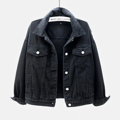 Kurze Damenjacke mit Knöpfen und Brusttasche