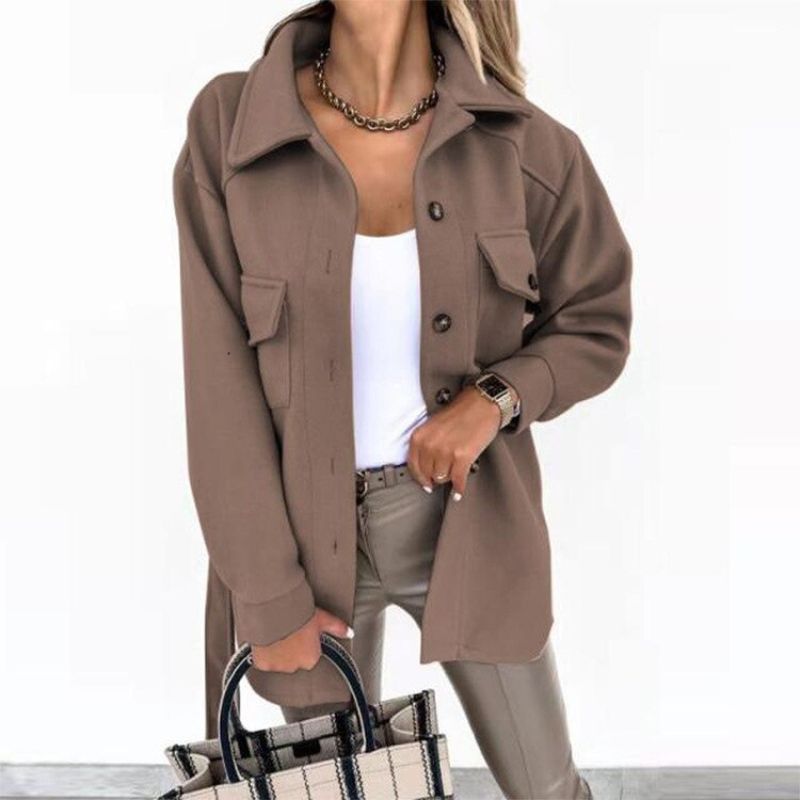 Modische Damenjacke Knöpfe und Vortaschen