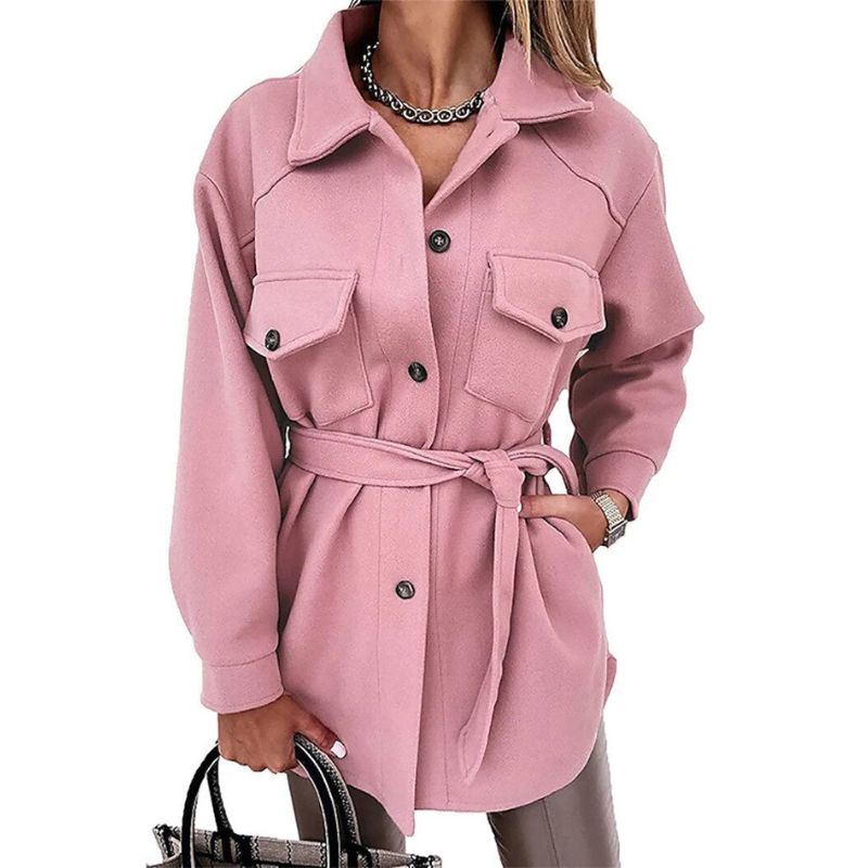 Modische Damenjacke Knöpfe und Vortaschen