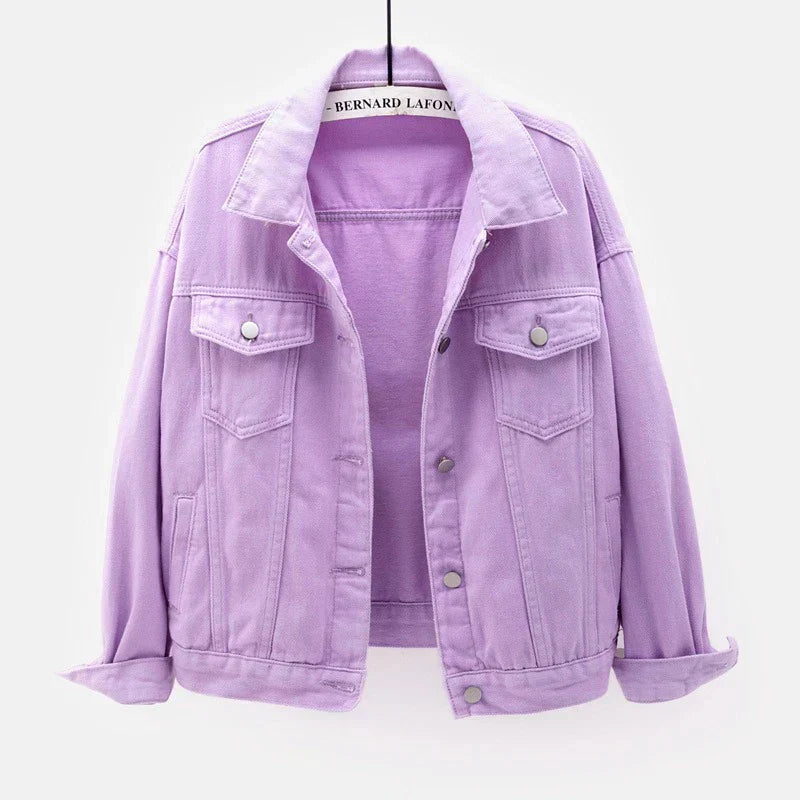 Kurze Damenjacke mit Knöpfen und Brusttasche
