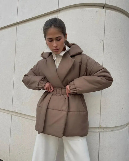 Stylische Pufferjacke mit Gürtel