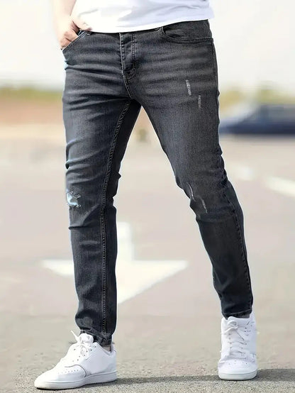 Schmale Herrenjeans Blau Zerrissen