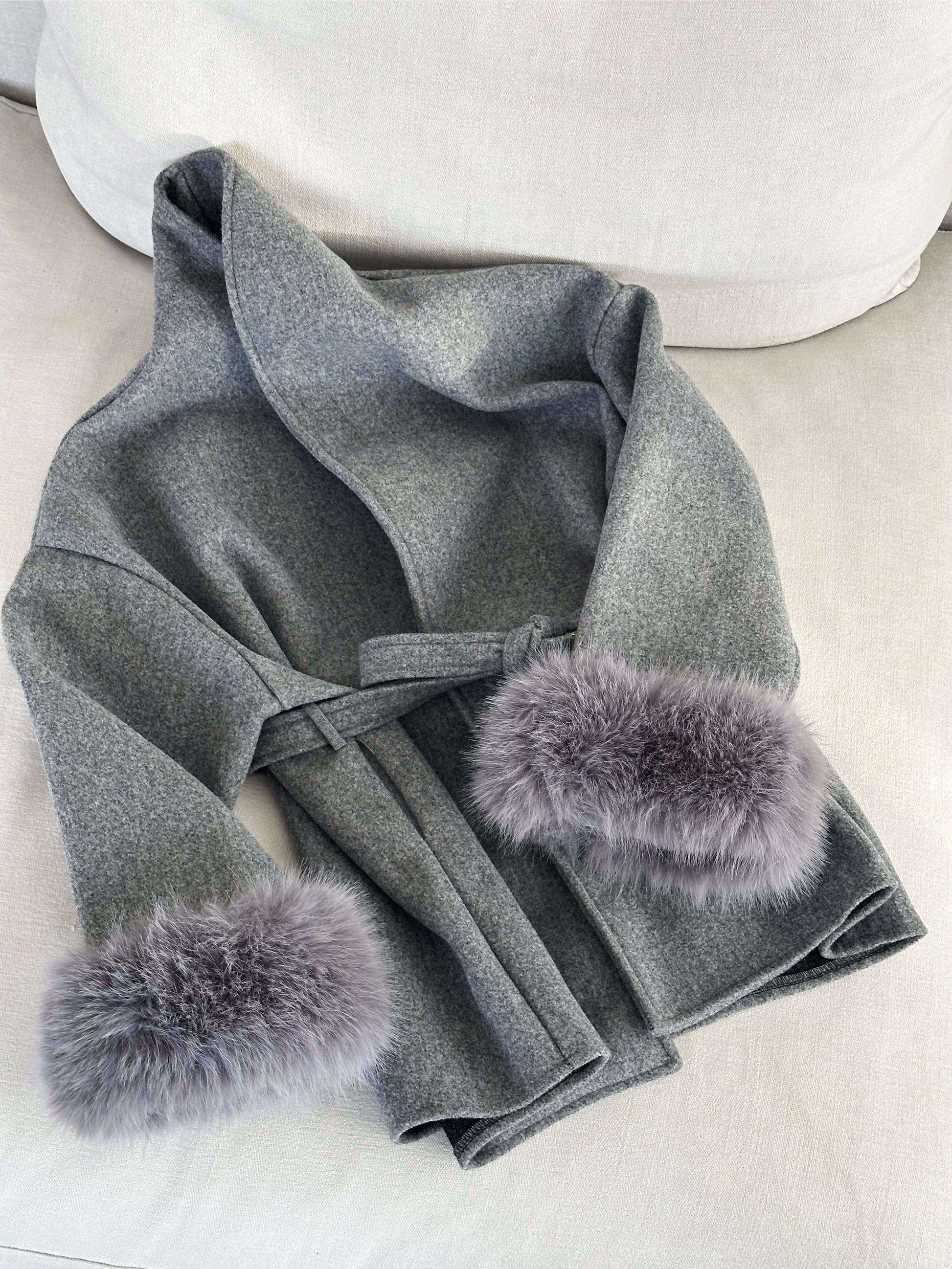 Eleganter Winterkurzmantel mit Kunstfell - IdealeKleiden