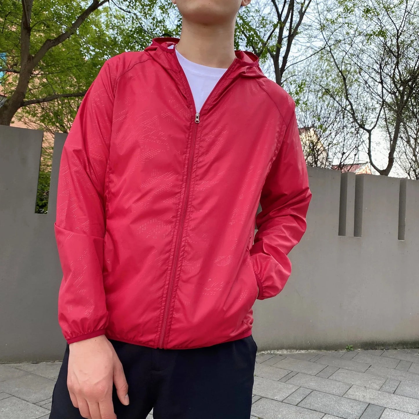 Leichte Herren Windjacke mit Kapuze