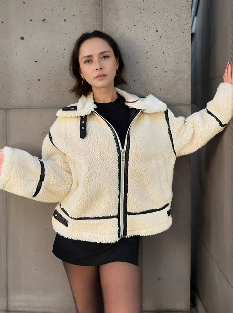 Stilvolle Lederjacke mit Pelzbesatz und buntem Design